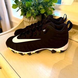 NEW BOYS 3.5 NIKE FOOTBALL CLEATS